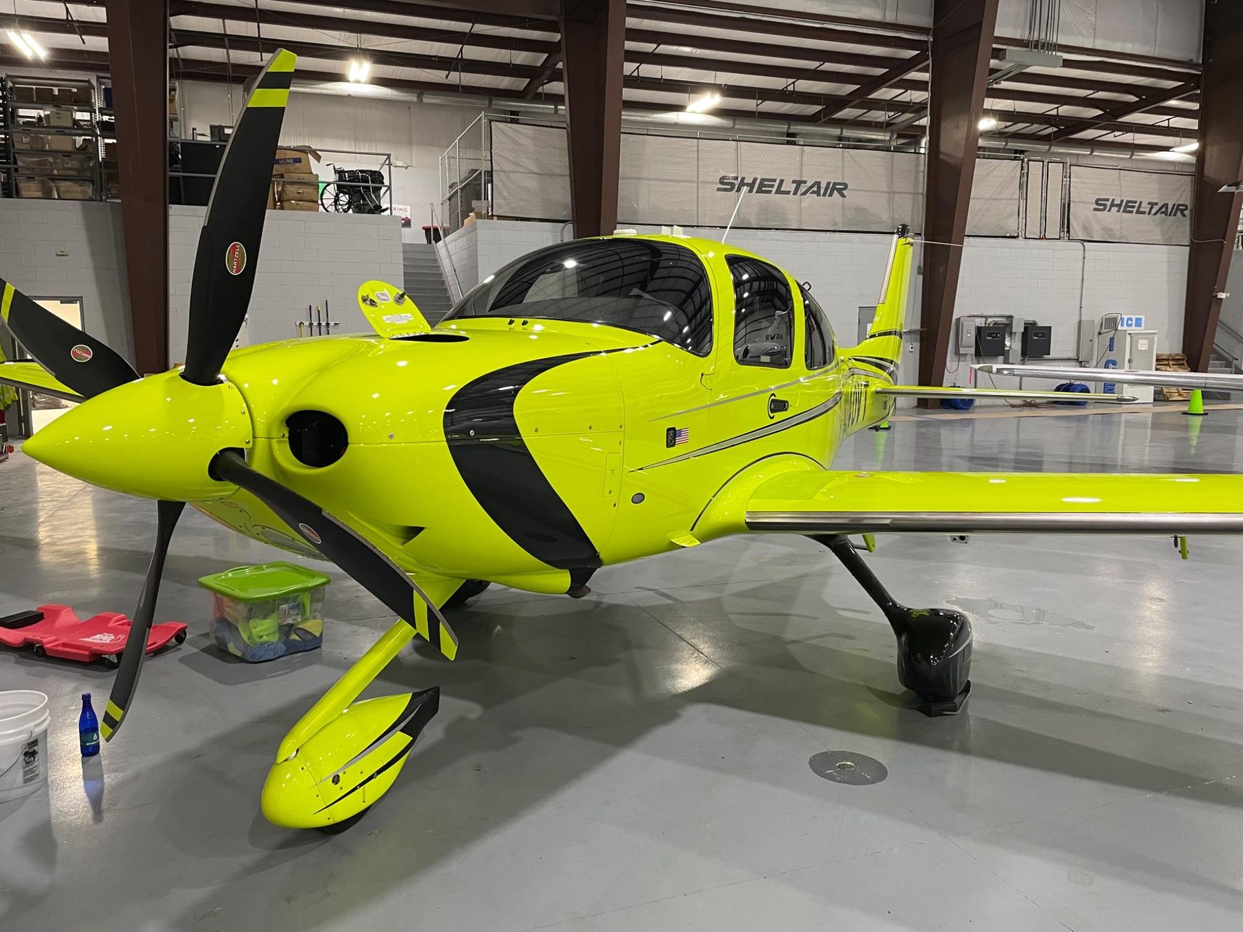 Lime green Cirrus exterior detail