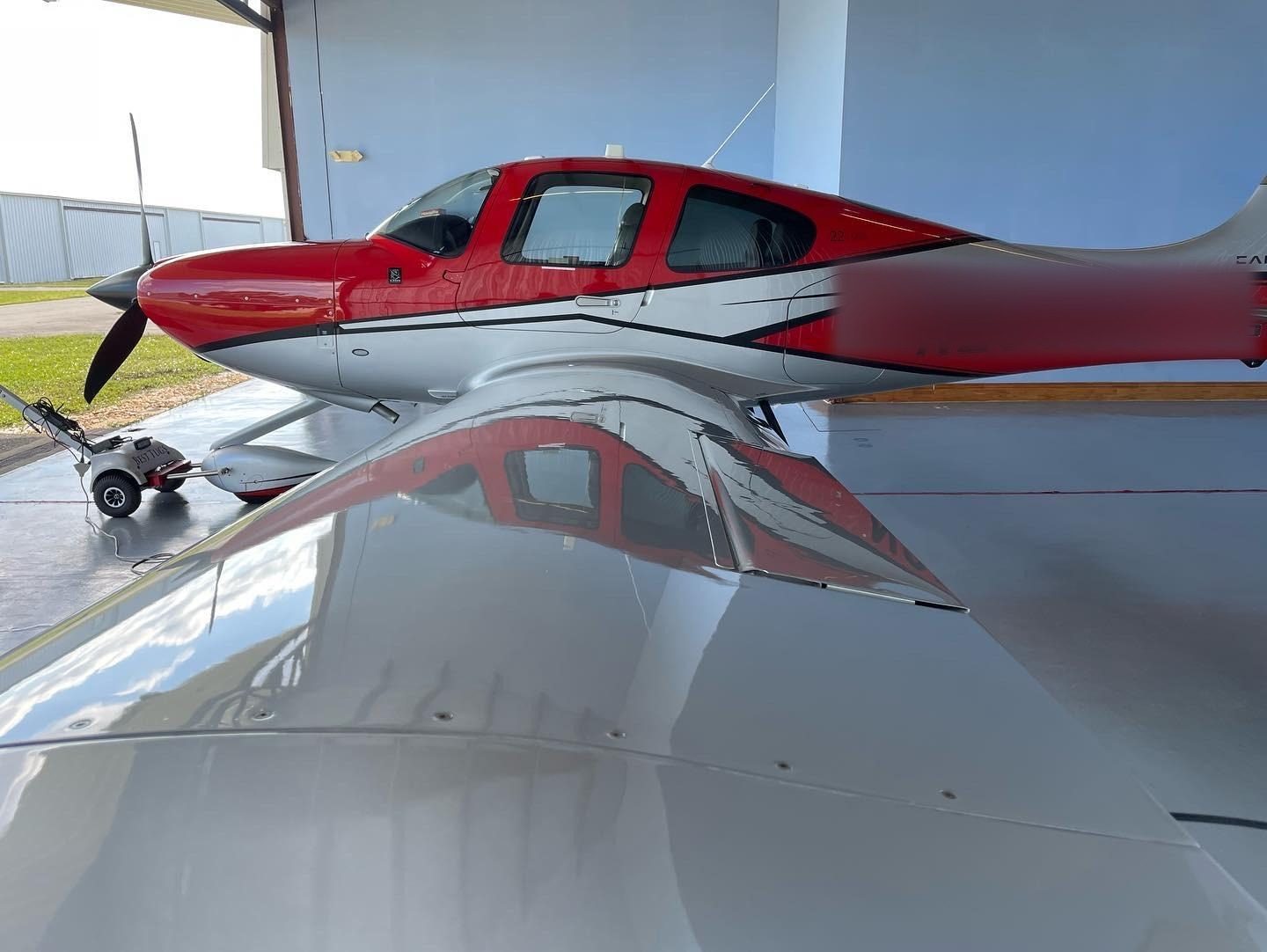 Red and white Cirrus with mirror-finish reflection